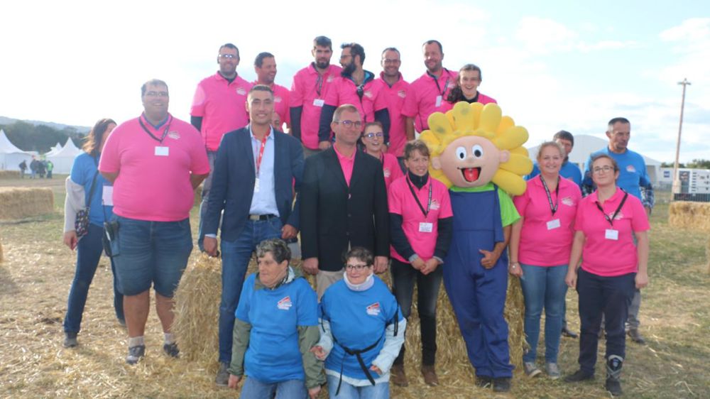 Le dynamique comité d’organisation groupé autour de Samuel Vandaele, président national des JA et Jim, la mascotte de l’événement. © Monique Roque-Marmeys
